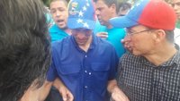 Atacan con gas pimienta al opositor venezolano Henrique Capriles