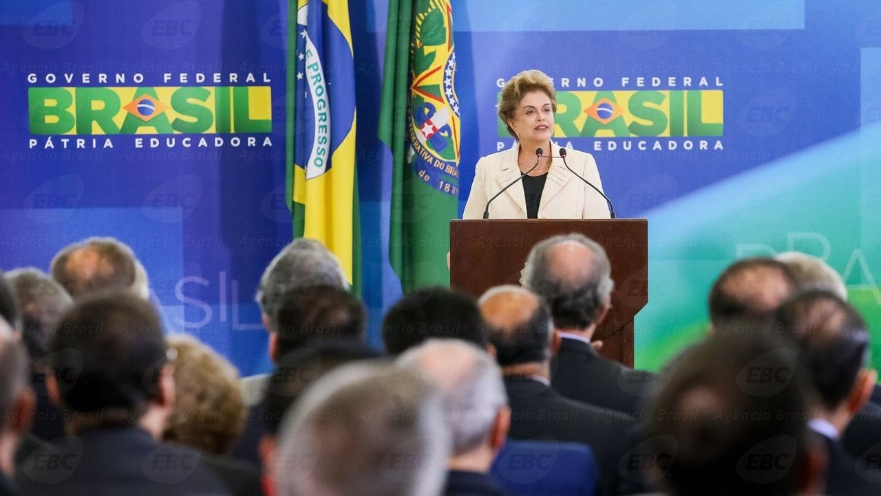 Dilma Rousseff durante la toma de posesión de nuevos ministros