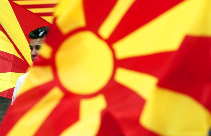 Bandera de Macedonia durante una manifestación en Skopje
