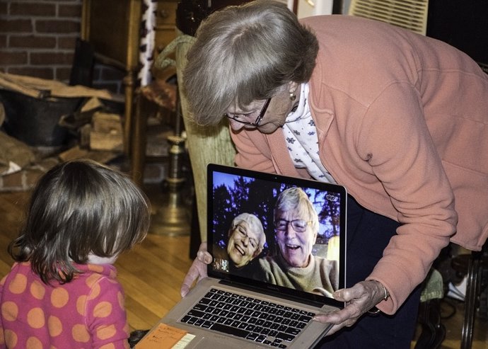 Mayores y pequeños unidos por la tecnología 