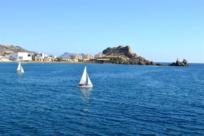 Un barco en la costa de Águilas