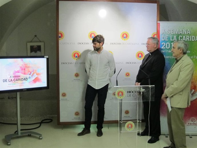 El obispo de Cartagena, acompañado del director de Cáritas