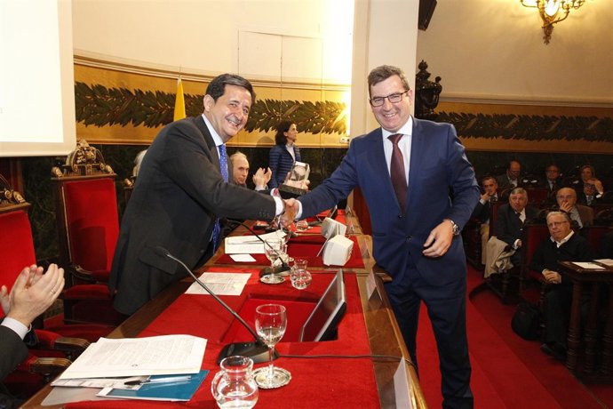 Julio Pascual recibe el premio de manos del vicepresidente de la SEN