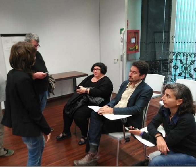 Jordi Peris y miembros de València en Comú antes de la rueda de prensa