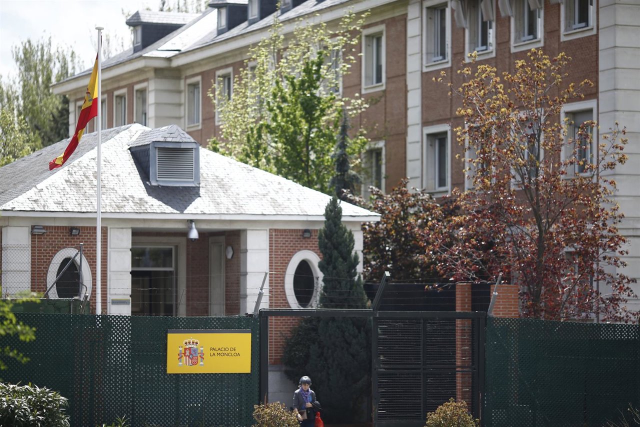 La bandera de España ondea en el Palacio de la Moncloa