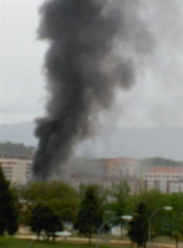 Imagen del humo desprendido por el fuego en Carrocerías Miguel