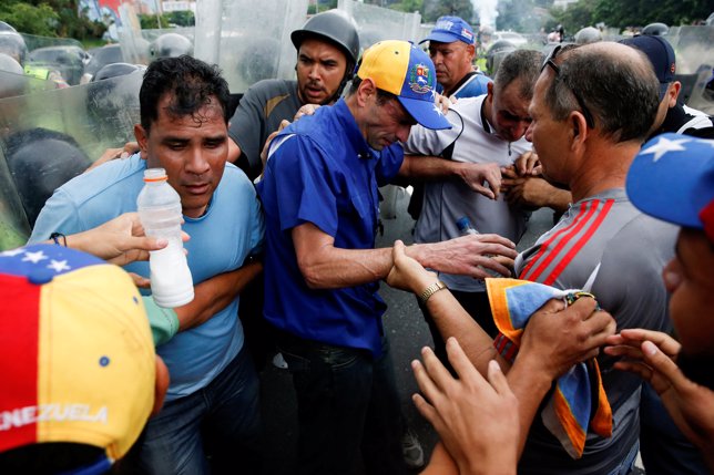 Opositor Henrique Capriles atacado durante la mani