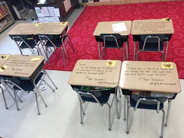 Inspiradores mensajes aparecen en la mesa de unos estudiantes antes del examen