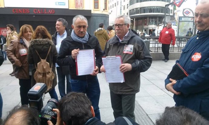 Toxo y Álvarez recogen firmas.