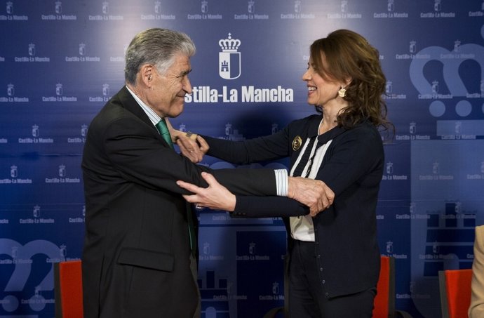 Sánchez y Perales tras la firma del acuerdo