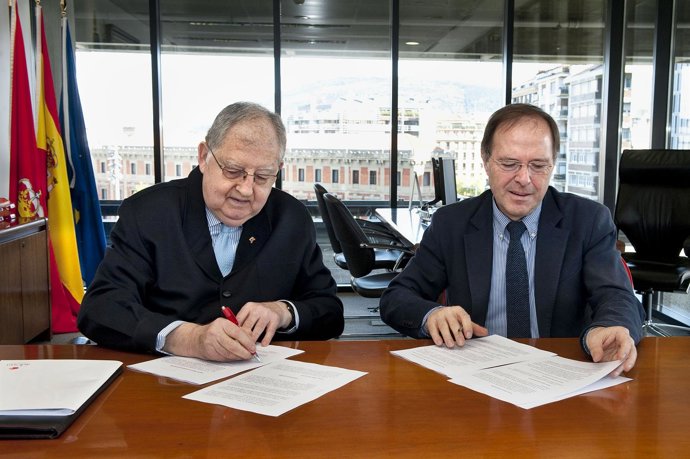 Jesús M. Más, de ADONA, y Luis Gabilondo firman un convenio.