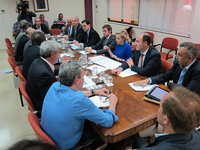 Reunión entre los agricultores, el subsecretario de Estado y la consejera