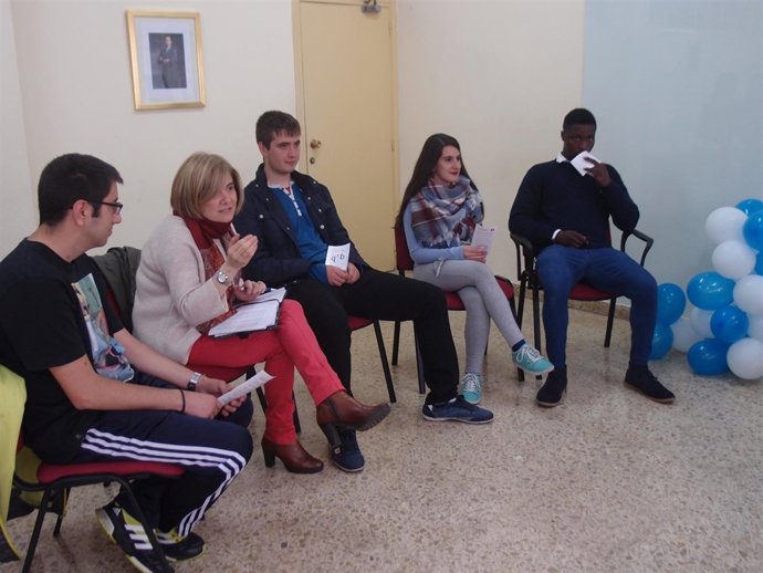 Corres, con algunos de los alumnos participantes 