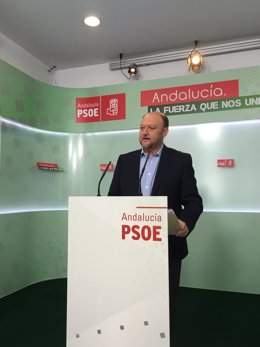 El secretario de Política Federal del PSOE, Antonio Pradas, en rueda de prensa