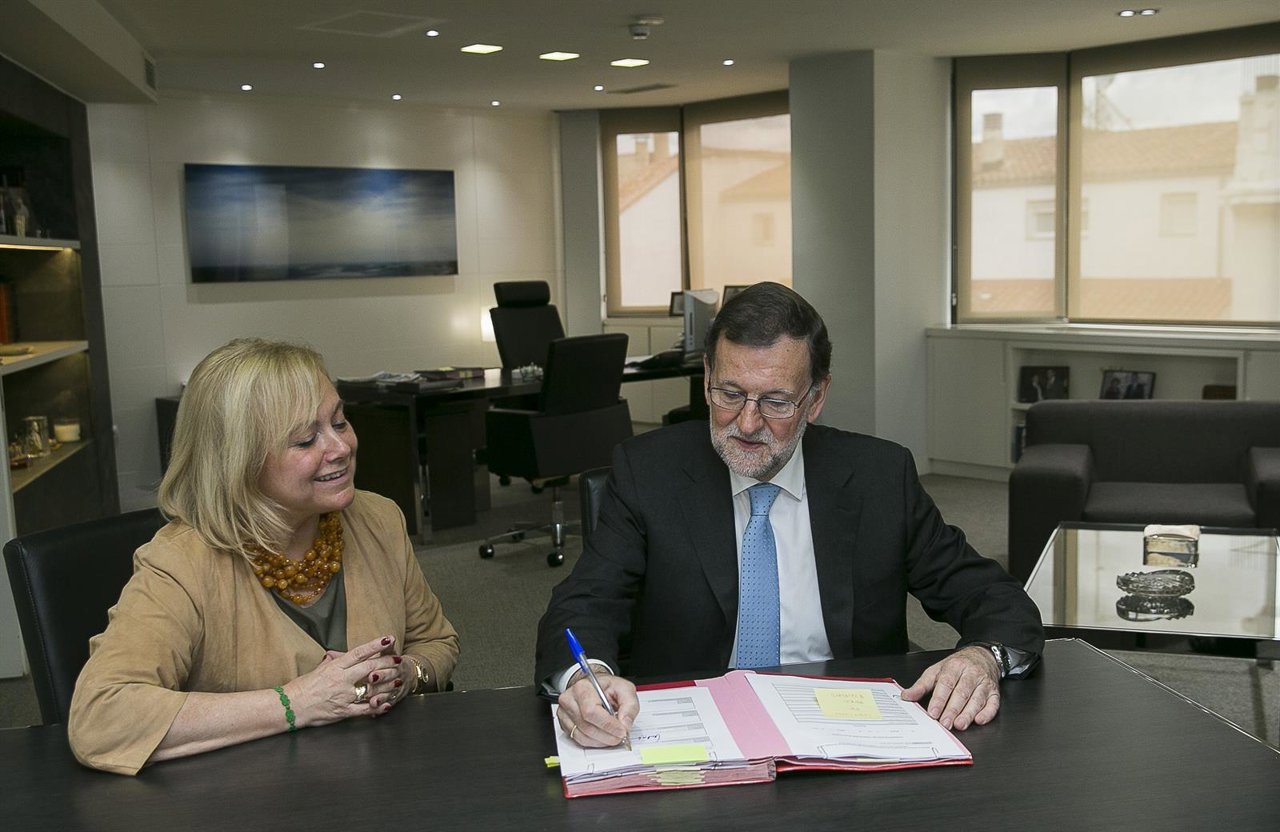 La presidenta del PP de Asturias, Mercedes FErnández, junto a Mariano Rajoy