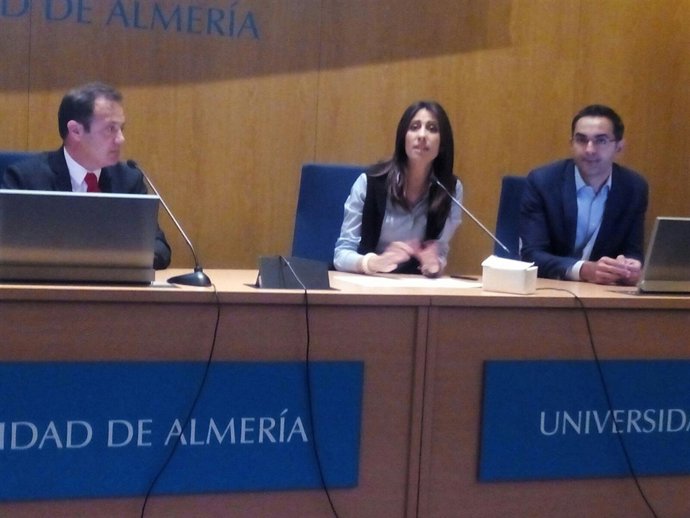 La diputada ha abierto el taller de empleo en Europa celebrado en la UAL.