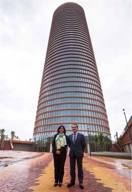 Rosa García de Siemens España, y Rafael Herrado, de CaixaBank, en torre Sevilla