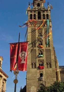 La Giralda engalanada