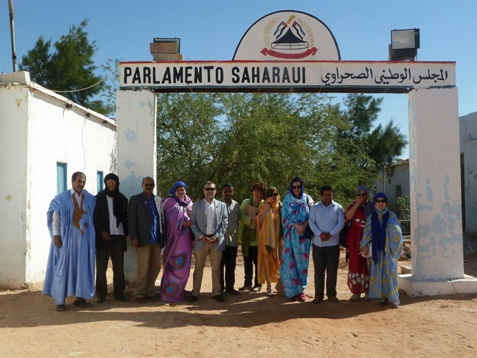 La delegación navarra frente al Parlamento saharaui. 