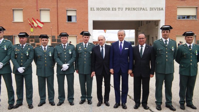 Fernández Díaz con los guardias civiles de Melilla condecorados