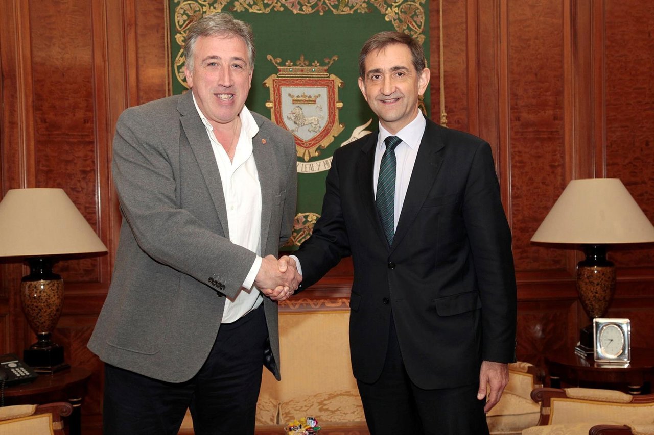 Firma del convenio entre el Ayuntamiento y la Fundación Volkswagen