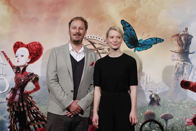 James Bobin y Mia Wasikowska