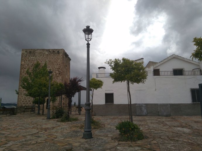 Casa situada junto a las torres medievales