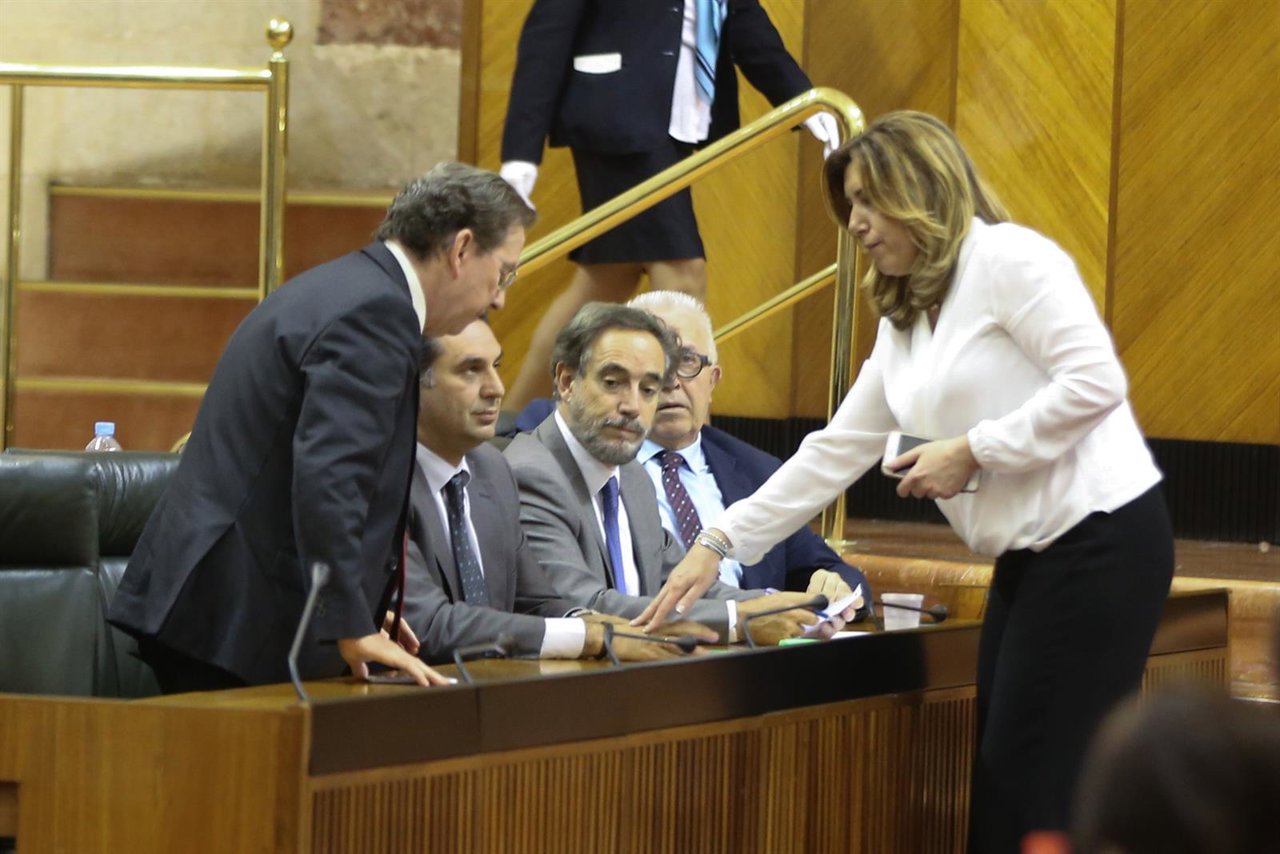Emilio de Llera y Susana Díaz, en el debate sobre la reprobación del consejero