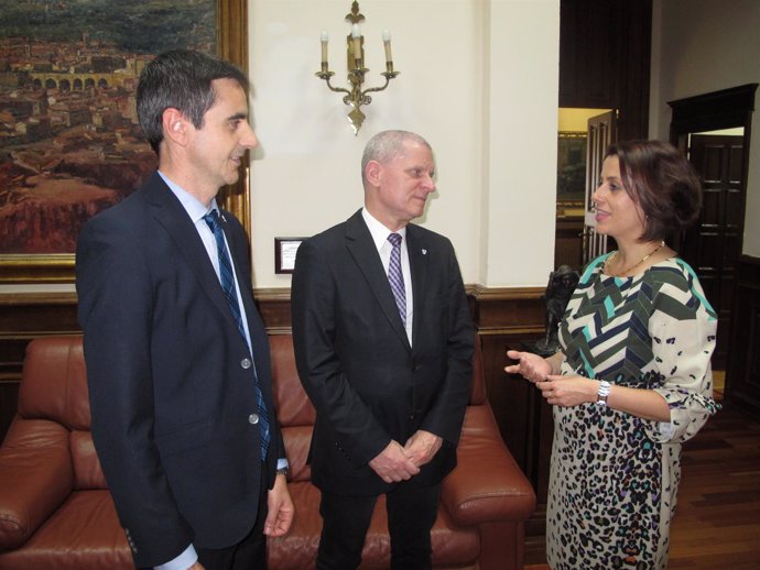 Responsables de Röchling Automotive se reúnen con la alcalde de Teruel