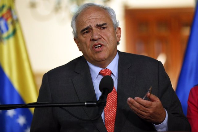 Ernesto Samper speaks to the media after a meeting with Nicolas Maduro in Caraca