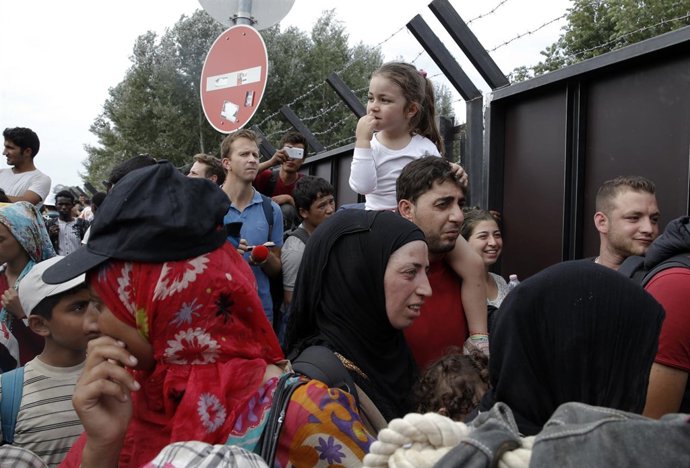 Refugiados agolpados en la frontera entre Serbia y Hungría