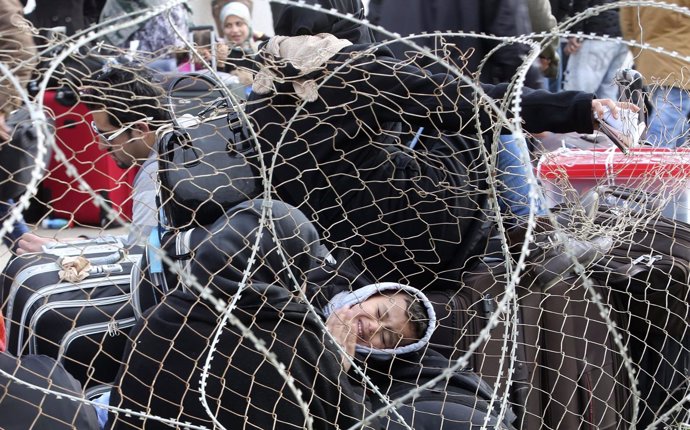 Palestinos esperan para cruzar hacia Egipto desde la Franja de Gaza
