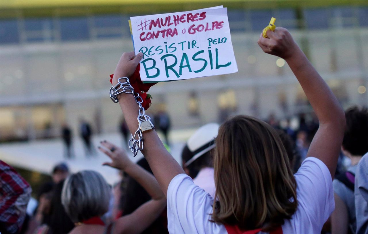 Mujeres protestan contra el golpe contra Rousseff