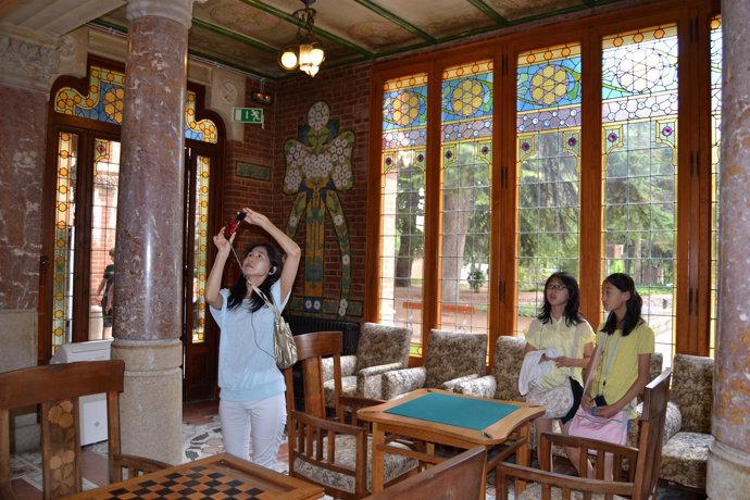 Turistas japoneses visitan elementos del patrimonio modernista de Reus.