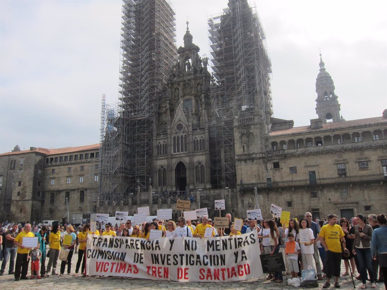 Víctimas de la Plataforma Alvia 04155 concentradas en el Obradoiro