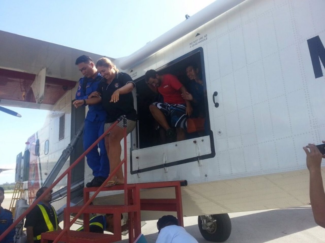 Españoles rescatados de Malasia llegan al aeropuerto de Borneo