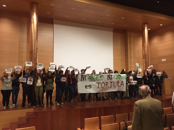 Los estudiantes del Bloque Joven Estudiantil con sus pancartas