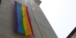 El Congreso celebra el Orgullo colgando la bandera del arcoíris