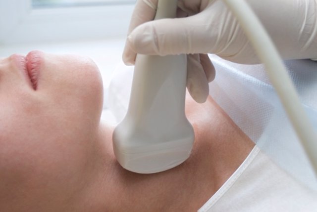 Escáner por ultrasonidos del cuello y tiroides