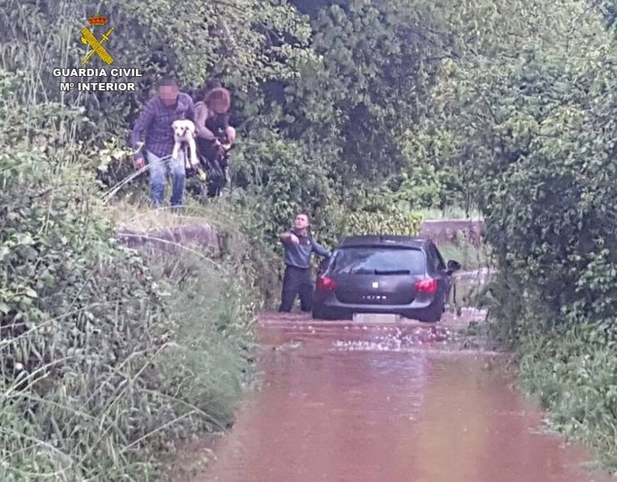 Guardia Civil rescata a dos turistas sorprendidos por corriente de agua