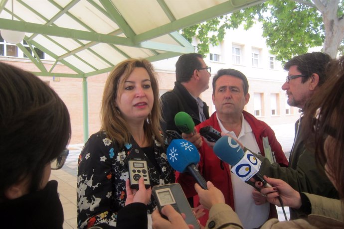Carmen Lizárraga (Podemos Andalucía) atiende a los periodistas.
