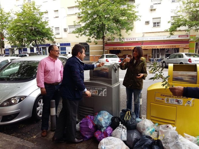 Visita de concejales del PP en el Ayuntamiento de Sevilla a Pino Montano