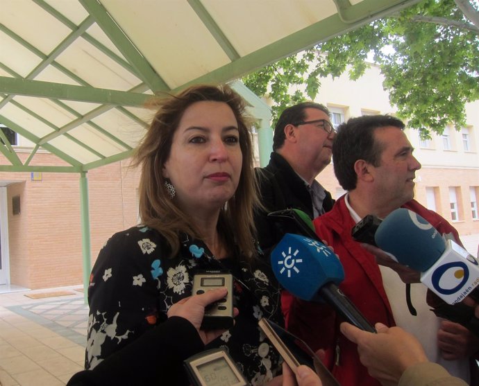 Carmen Lizárraga (Podemos Andalucía) atiende a los periodistas.