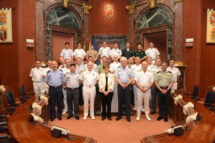 Imagen de visita a Asamblea junto con su presidenta Rosa Peñalver             