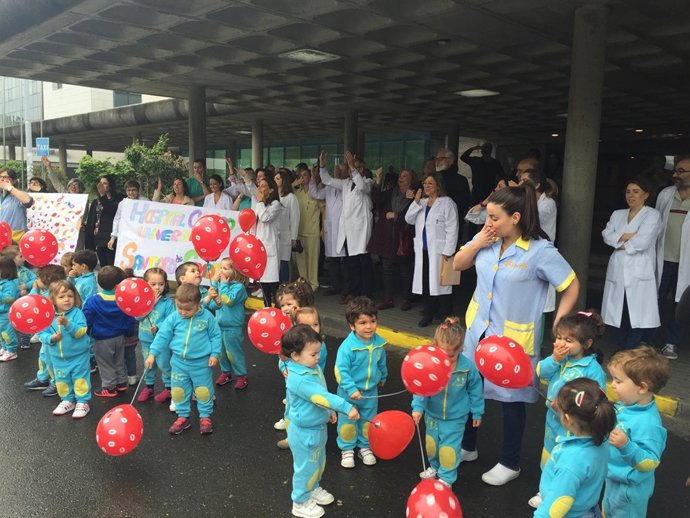 Lanzamiento de besos en el Clínico de Santiago por los niños hospitalizados.