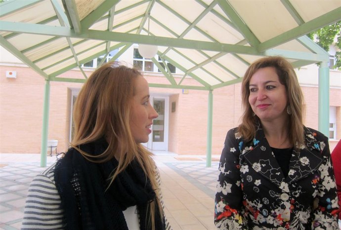 Carmen Lizárraga (d) y Mercedes Barranco conversan antes de atender a la prensa.
