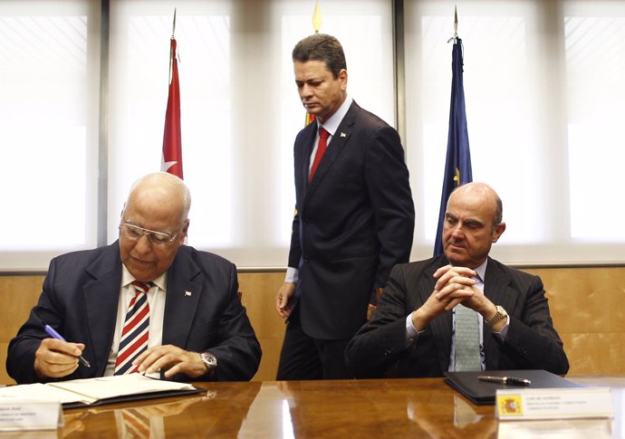 Luis de Guindos firma un acuerdo de deuda con el vicepresidente de Cuba