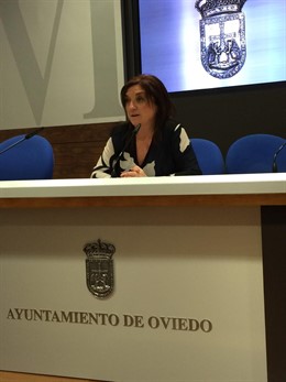 La edil Belén Fernández Acevedo, durante la rueda de prensa. 