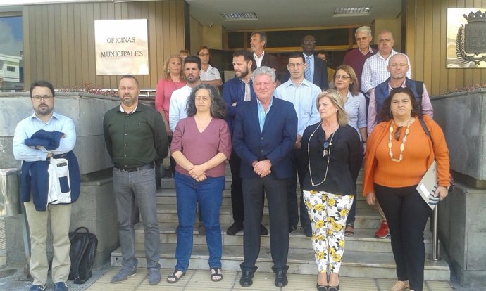 Representantes municipales guardando un minuto de silencio