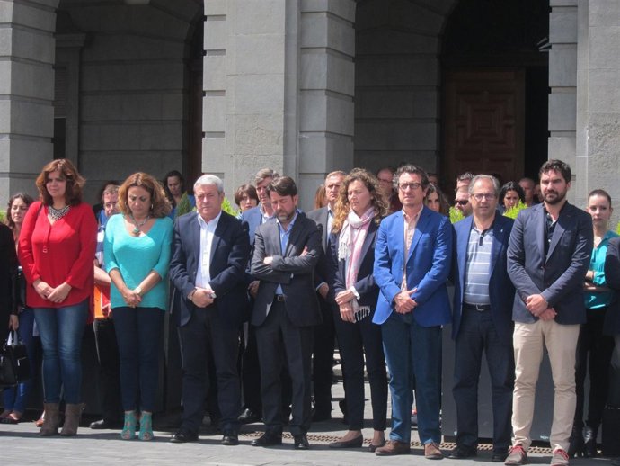 Minuto de silencio en el Cabildo de Tenerife